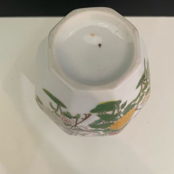 Japanese Porcelain Ginger Jar with Cranes and Flowers. Gold trim on Lid & Finial - Picture 8 of 8